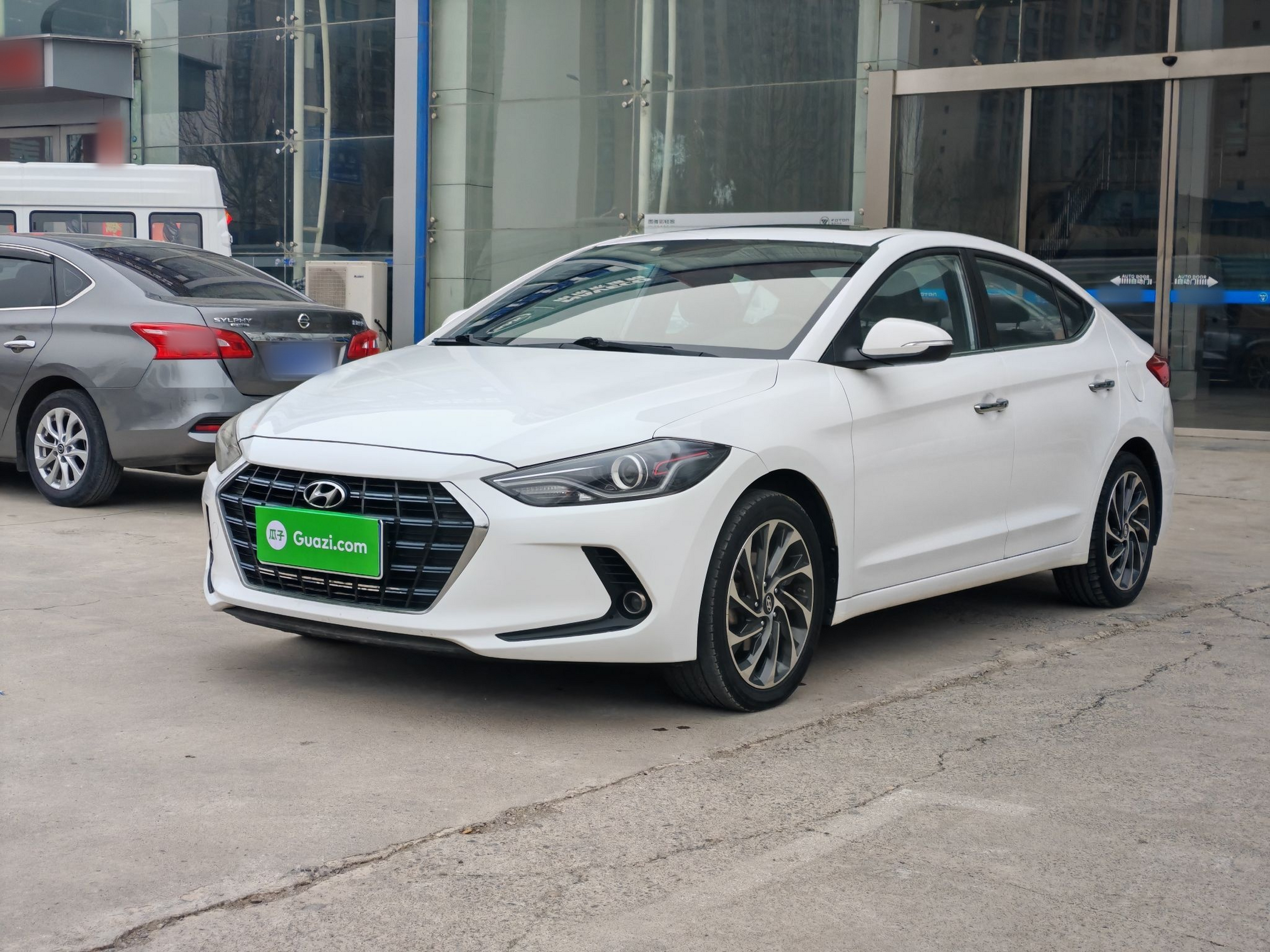 Под передней частью автомобиля