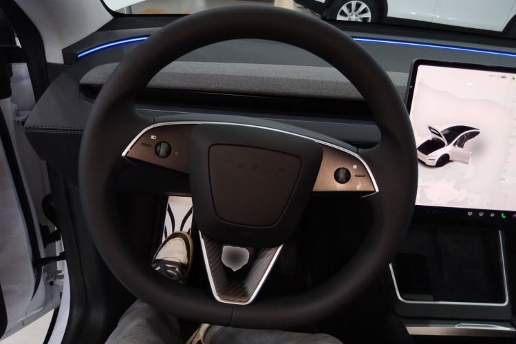 Used Tesla Model Y 2025 Long-Range All-Wheel-Drive Version
