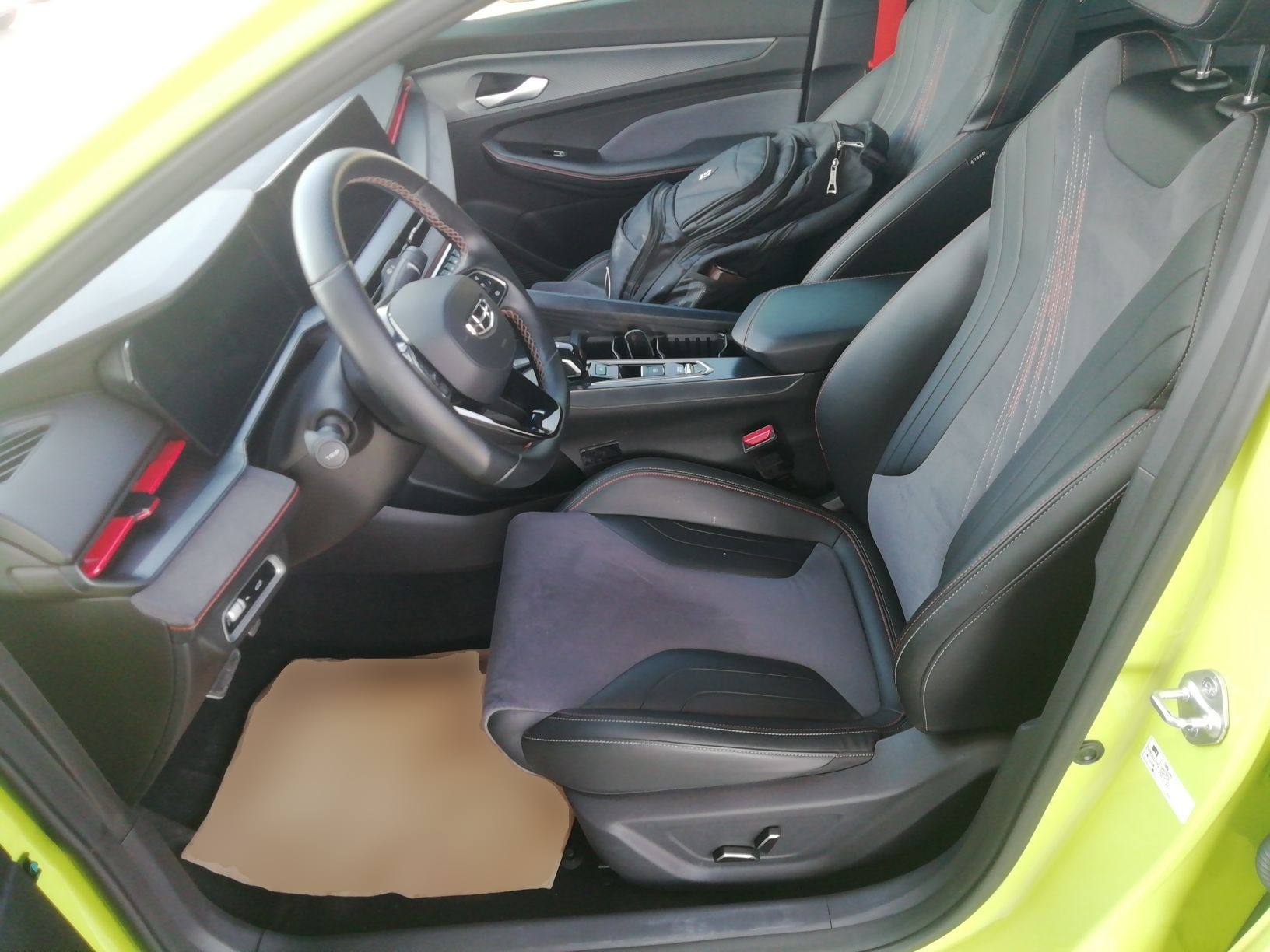 Переднее сиденье в автомобиле