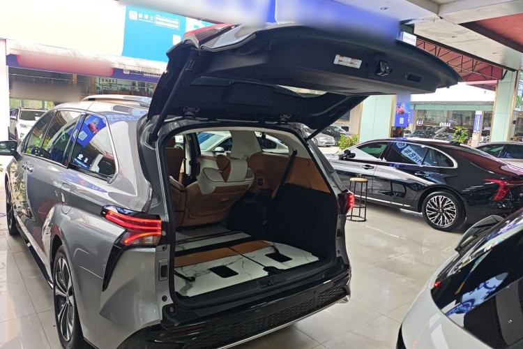 Used Toyota Granvia 2022 2.5L Hybrid Flagship Edition
