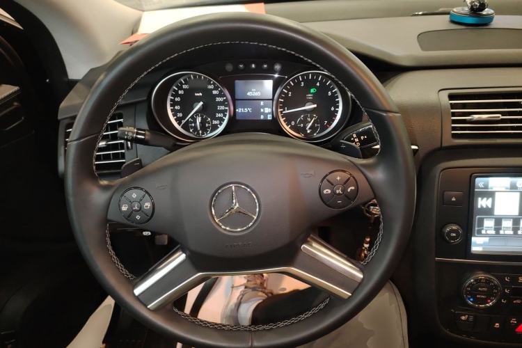 Used Mercedes-Benz R-Class 2017 R 320 4MATIC Business Edition Prestige Model Steering Wheel