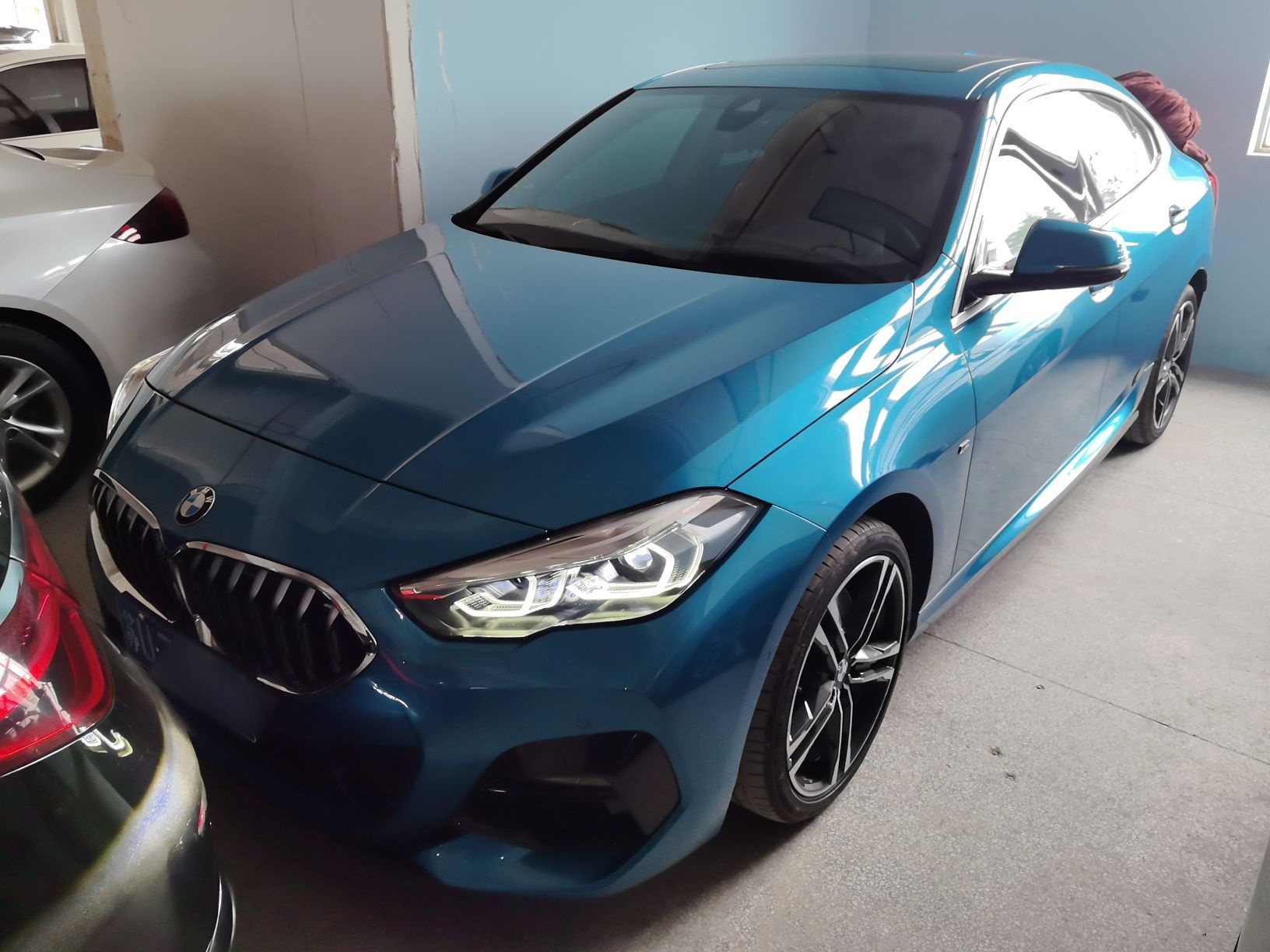 Под передней частью автомобиля