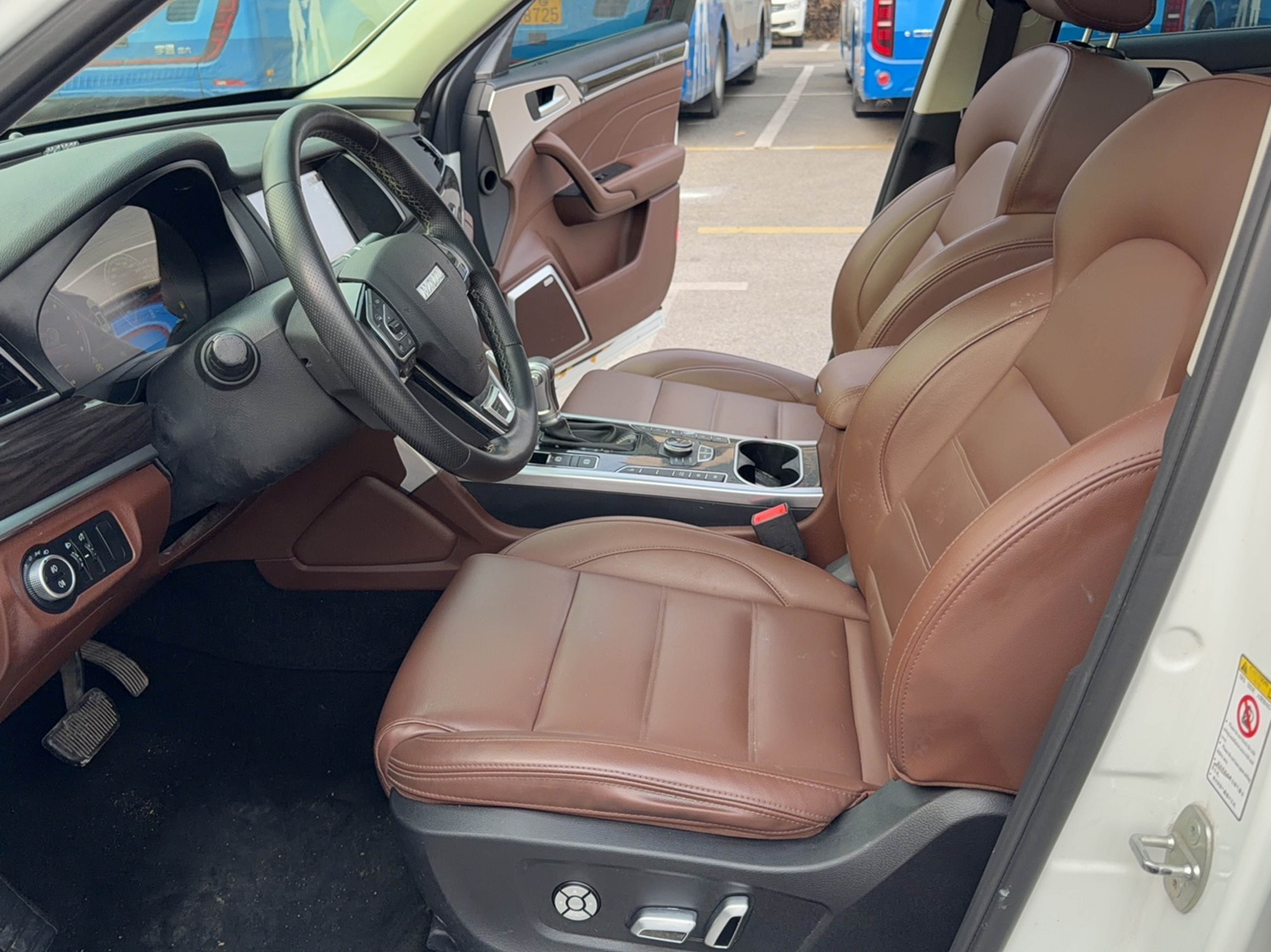 المقاعد الأمامية داخل السيارة