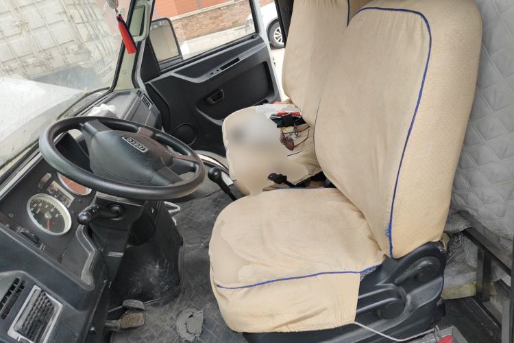 Used Iveco Daily 2020 2.5T A35 Passenger Van with Dual Tires Mid-Roof Design 5-9 Seater Side-Sliding Door China V Emission Standard