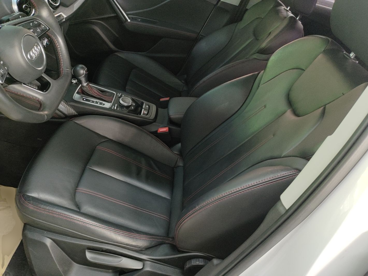 Vordere Reihe im Auto