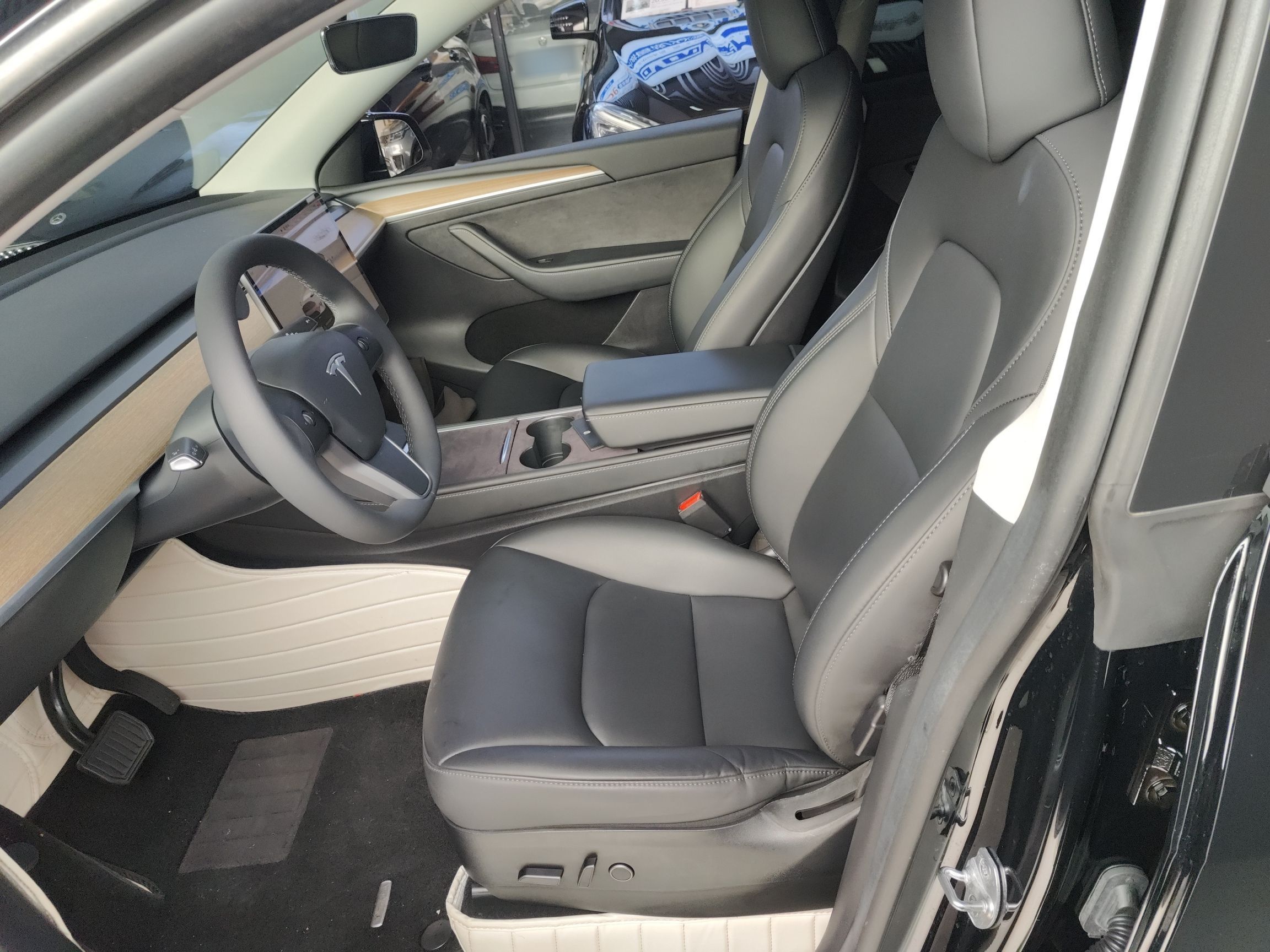 المقاعد الأمامية داخل السيارة