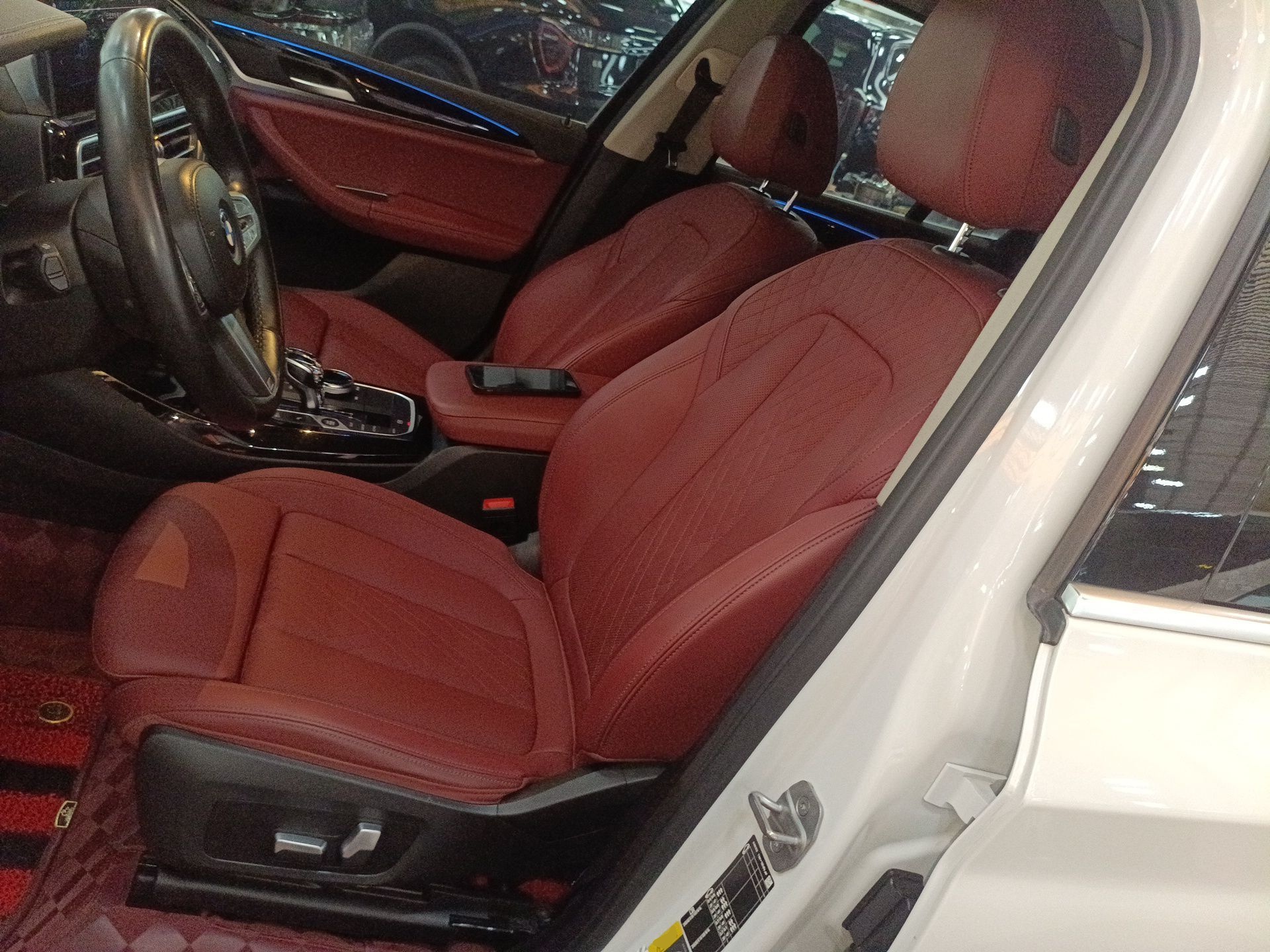 المقاعد الأمامية داخل السيارة