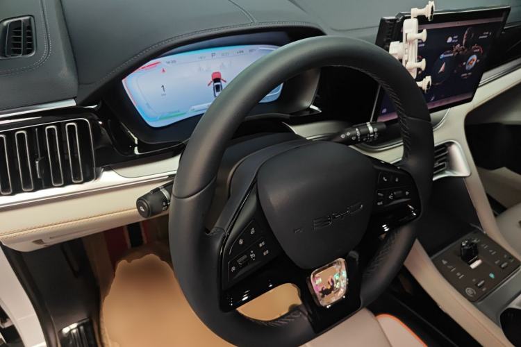 Used BYD Song PLUS New Energy 2024 HONOR Edition DM-i 110km Flagship Model Center Console