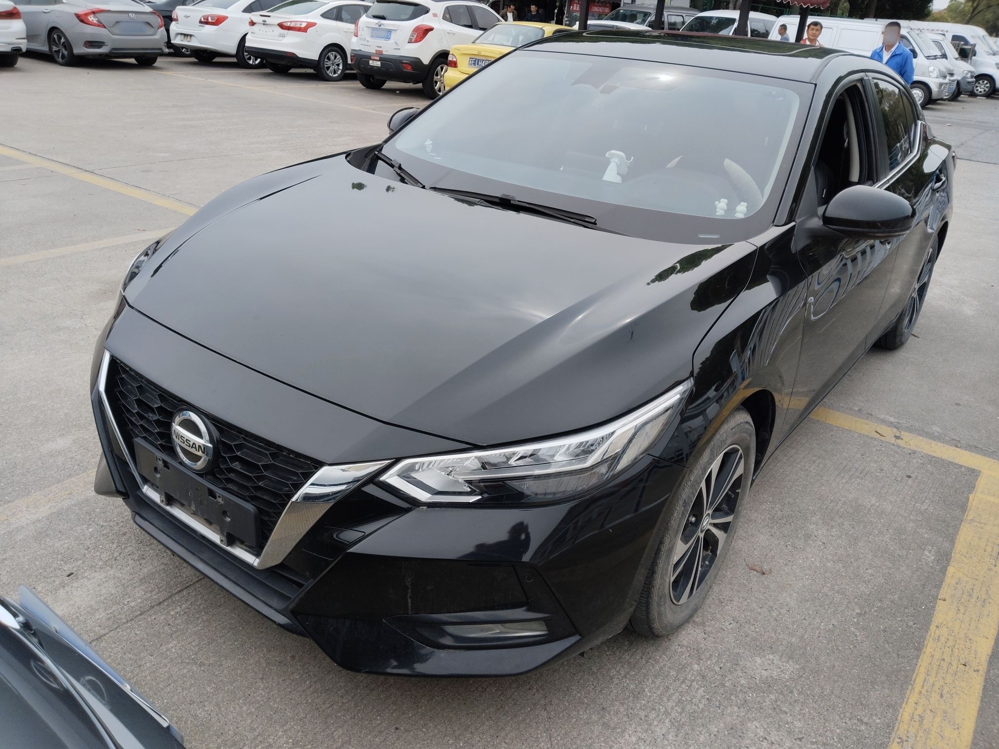 تحت مقدمة السيارة