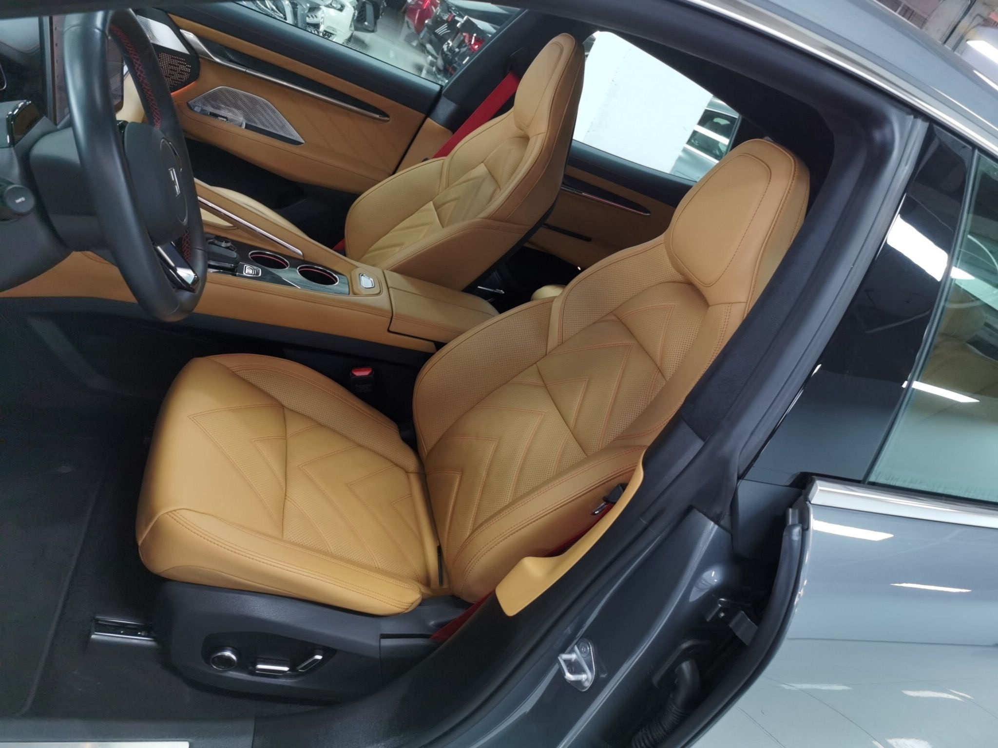 المقاعد الأمامية داخل السيارة