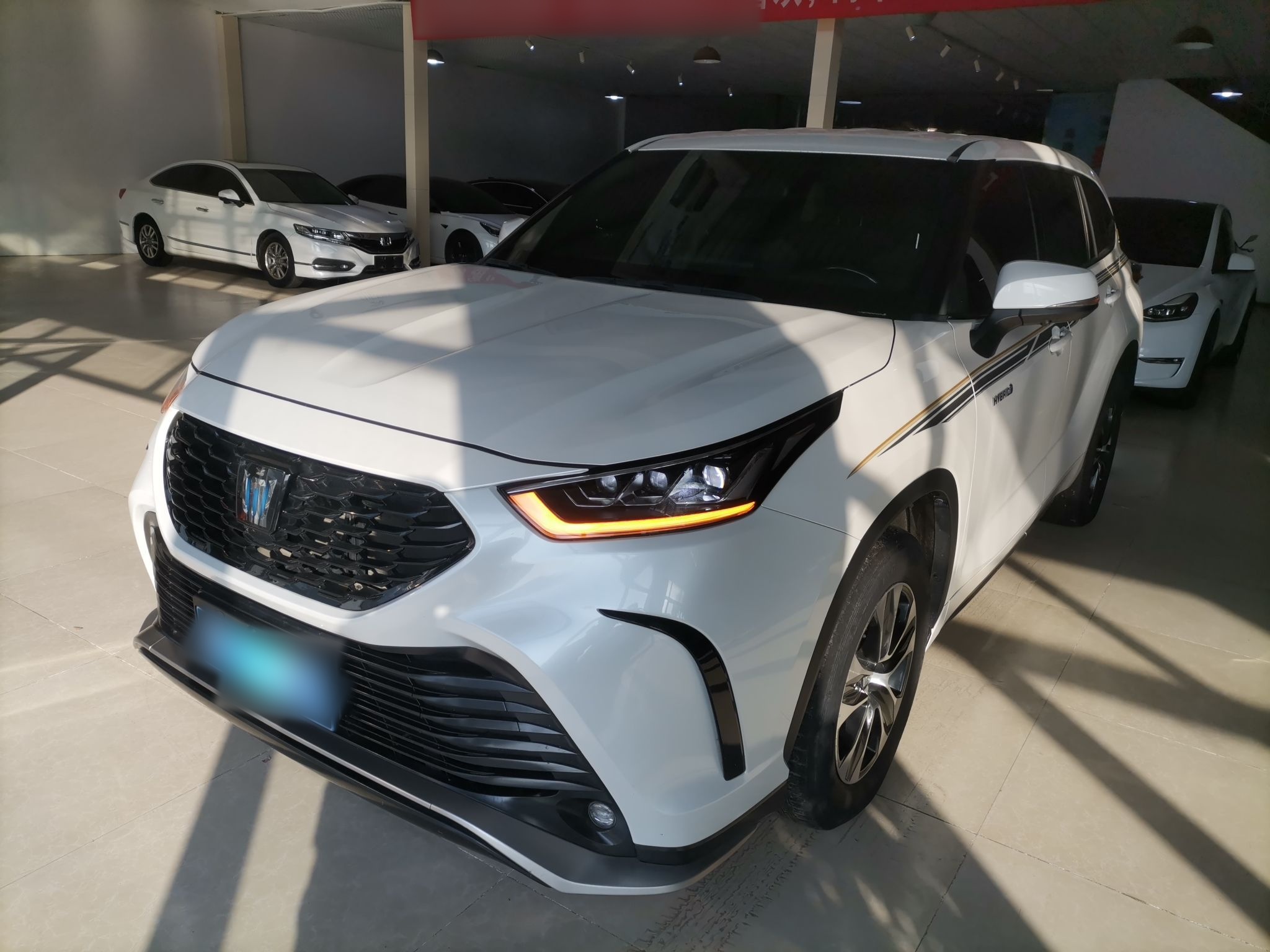 Под передней частью автомобиля