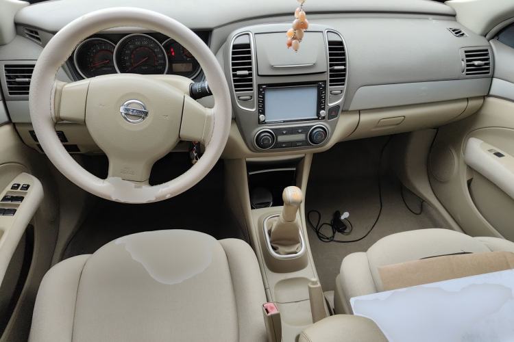 Used Nissan Sylphy 2012 Classic 1.6XE Manual Comfort Edition Center Console