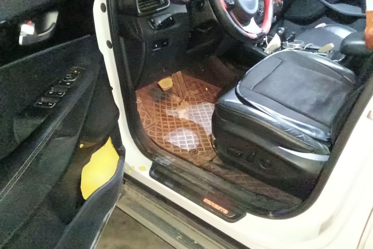 Used Kia Sorento 2015 Sorento L 2.4L Gasoline 4WD Elite Edition 7 Seats China IV Standard Driver Seat