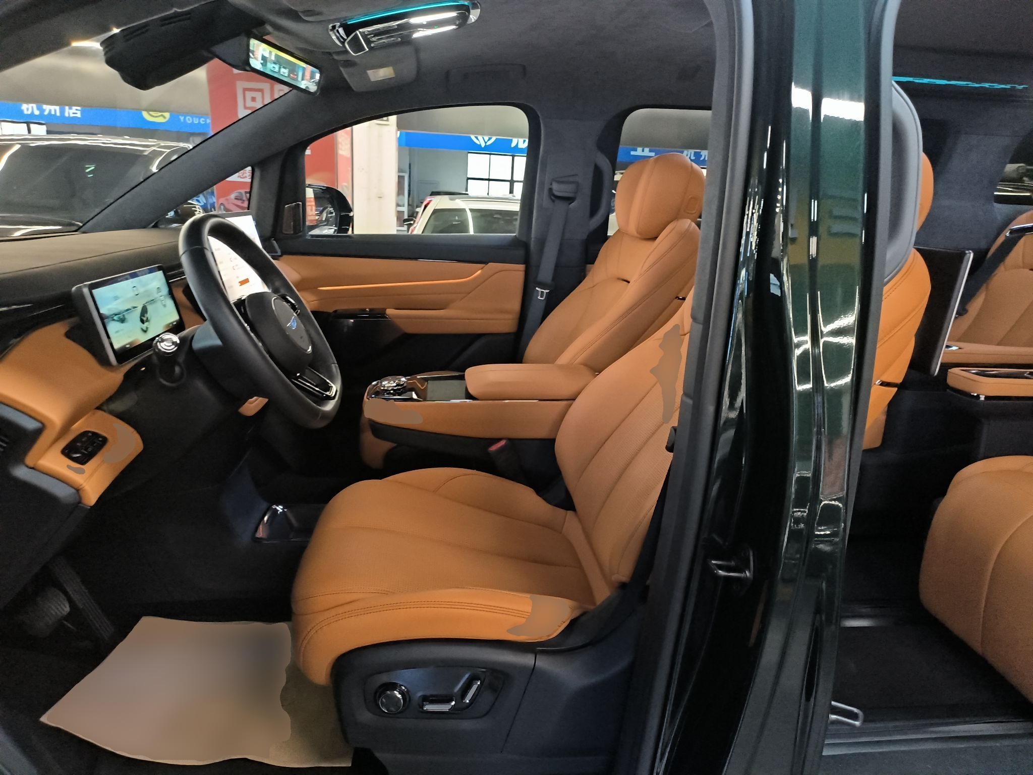 المقاعد الأمامية داخل السيارة