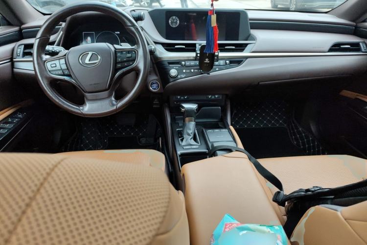 Used Lexus ES 2020 300h Deluxe Edition Center Console