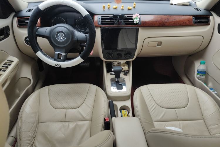 Used Volkswagen Bora 2012 1.6L Automatic Comfort Edition Center Console