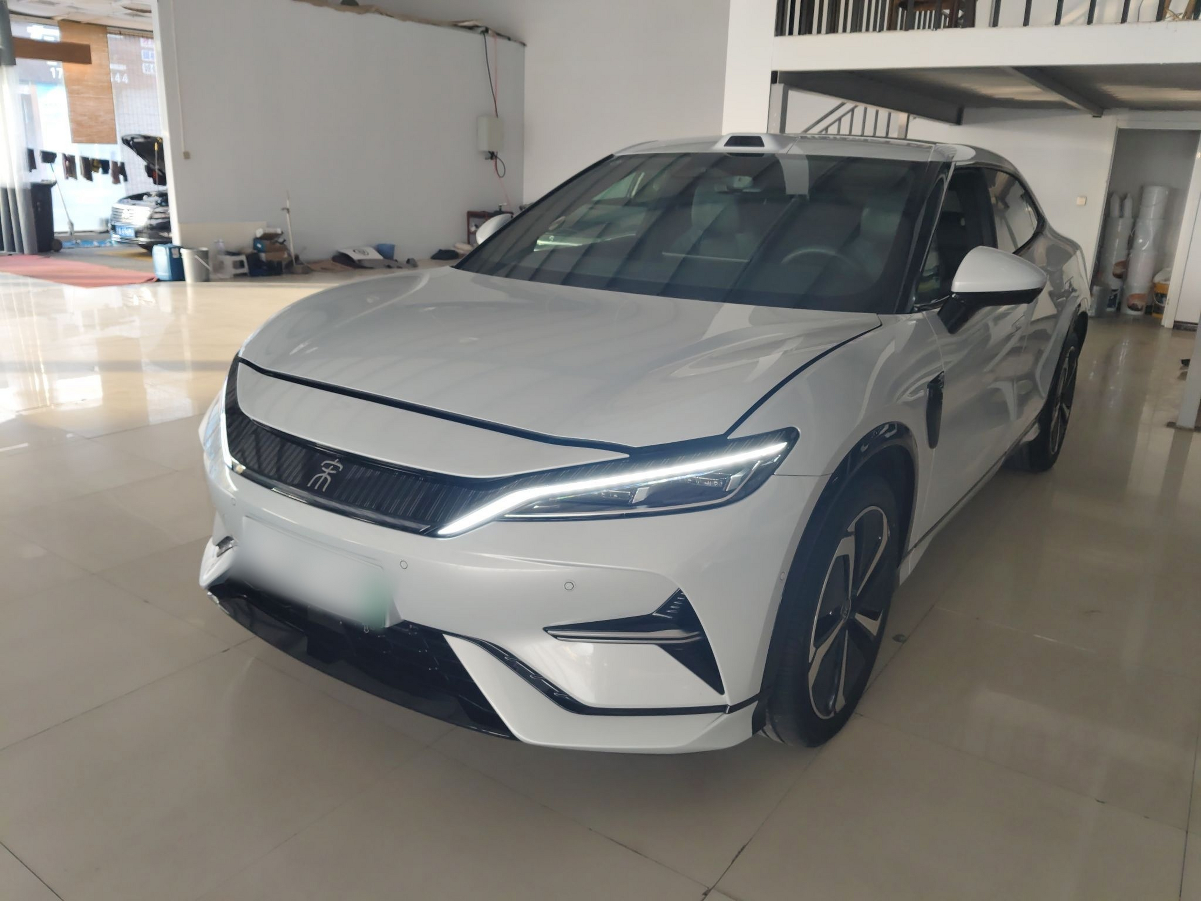 Под передней частью автомобиля