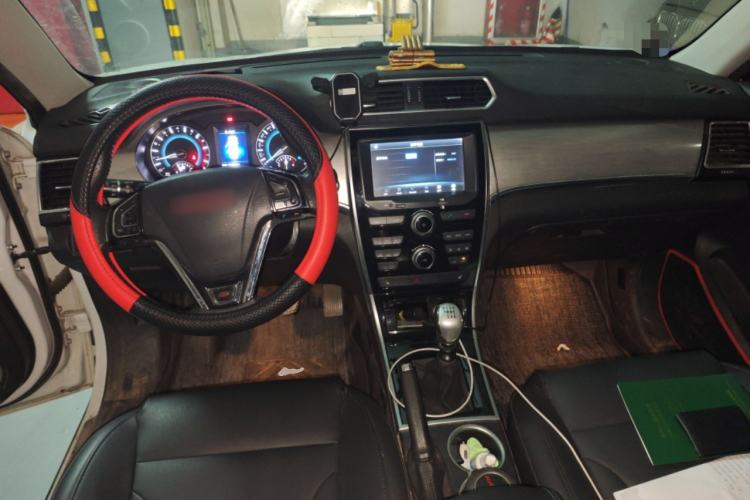 Used Haval H2 2014 1.5T Manual Two-Wheel Drive Elite Edition Center Console