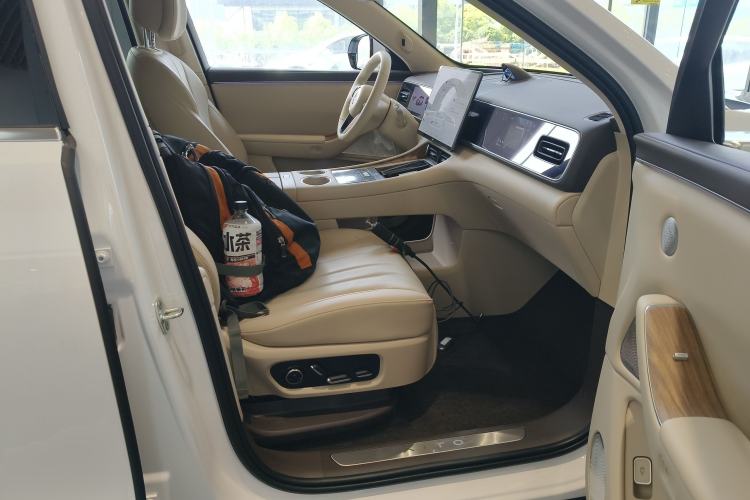 Used Hima AITO M7 2026 Model Range-Extending Pro+ All-Wheel Drive 5-Seater Version Right Front Seat