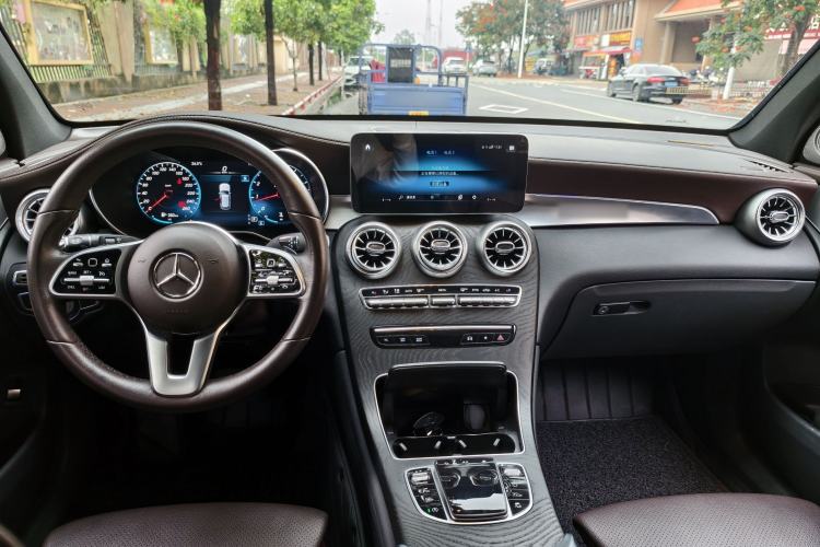 Used Mercedes-Benz GLC 2022 Facelifted GLC 260 L 4MATIC Dynamic Edition Center Console