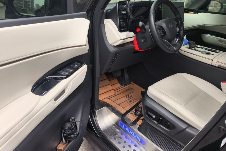 Used Lexus LM 2023 500h Six-Seater Prestige Edition
