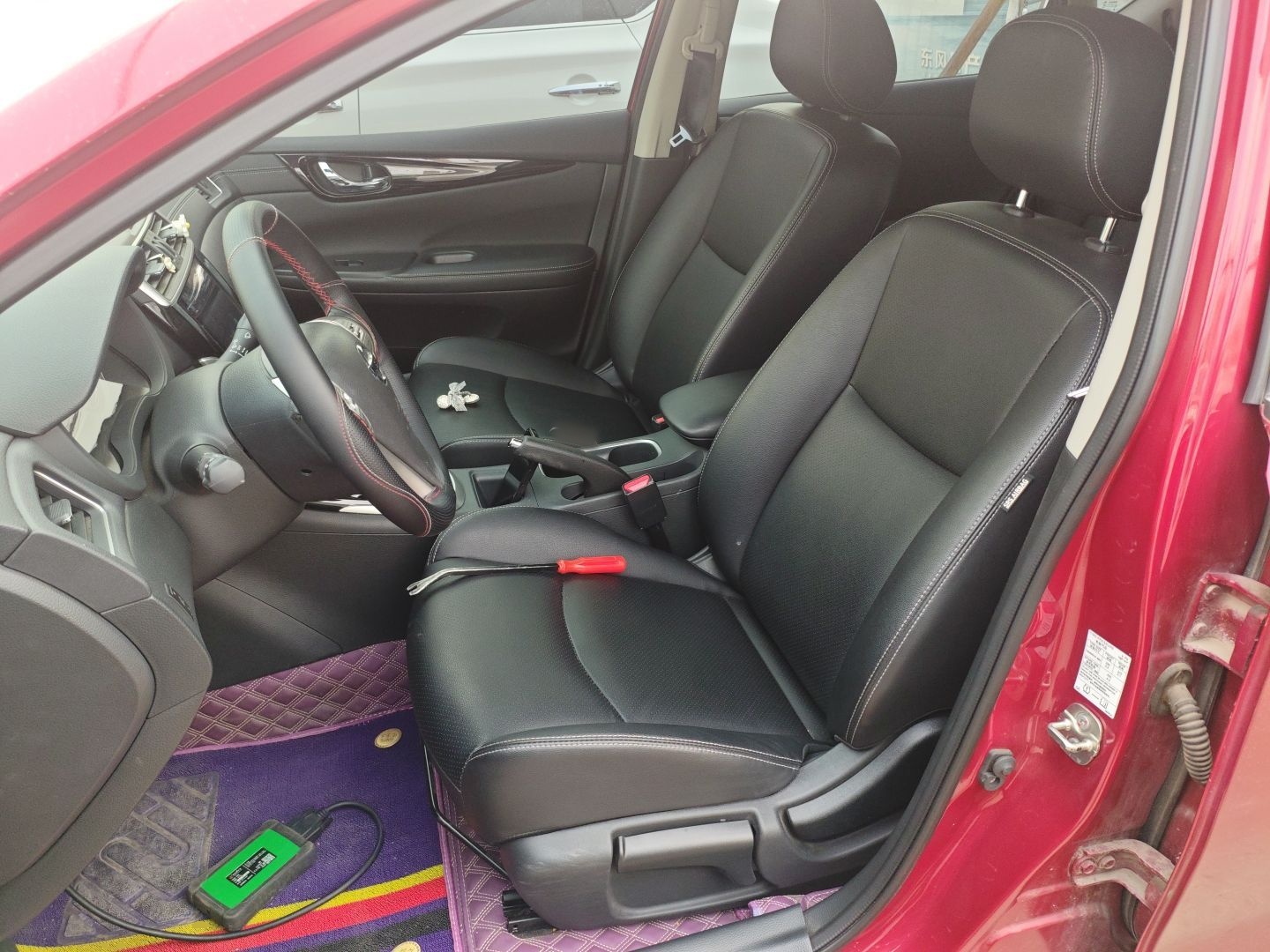 المقاعد الأمامية داخل السيارة