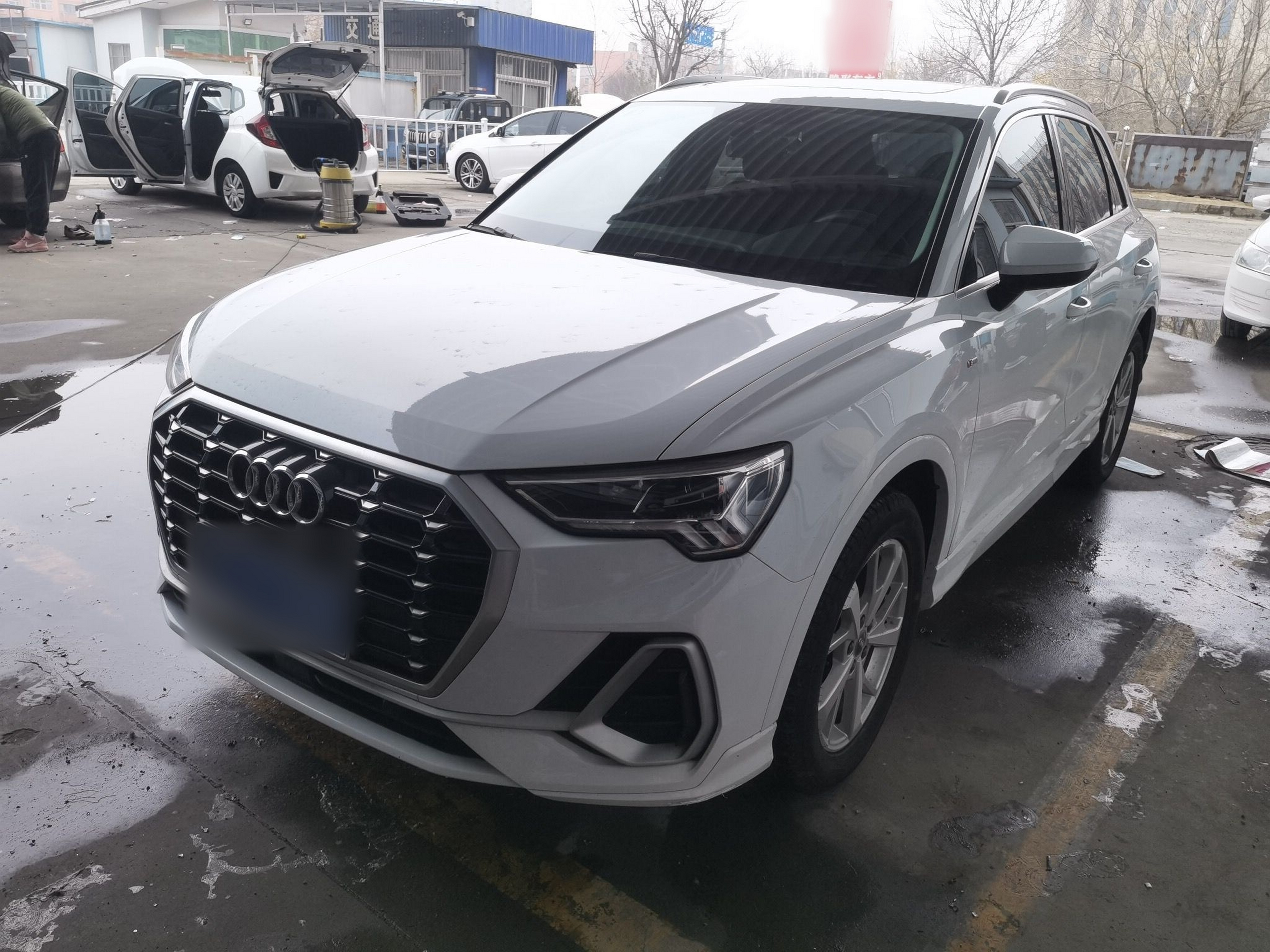 تحت مقدمة السيارة