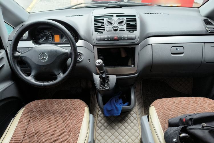 Used Mercedes-Benz Vito 2011 2.5L 7-seater executive version Center Console