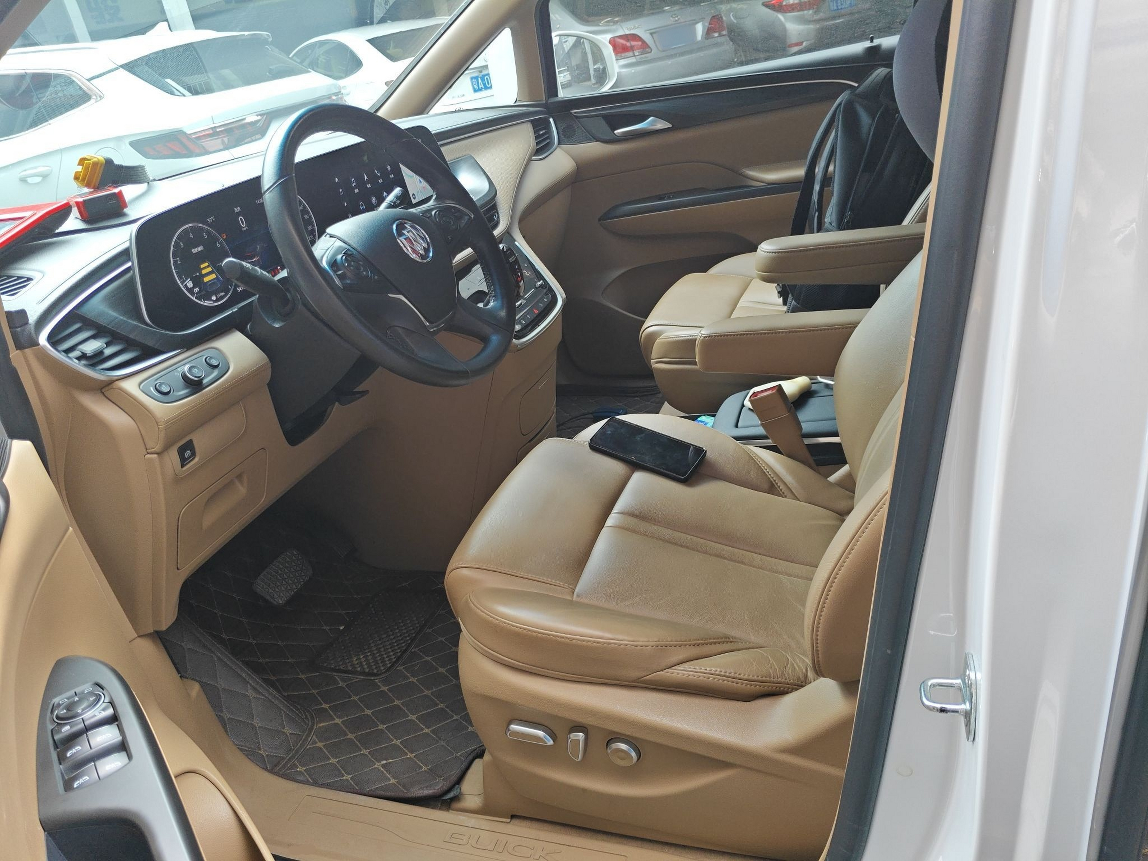 Переднее сиденье в автомобиле