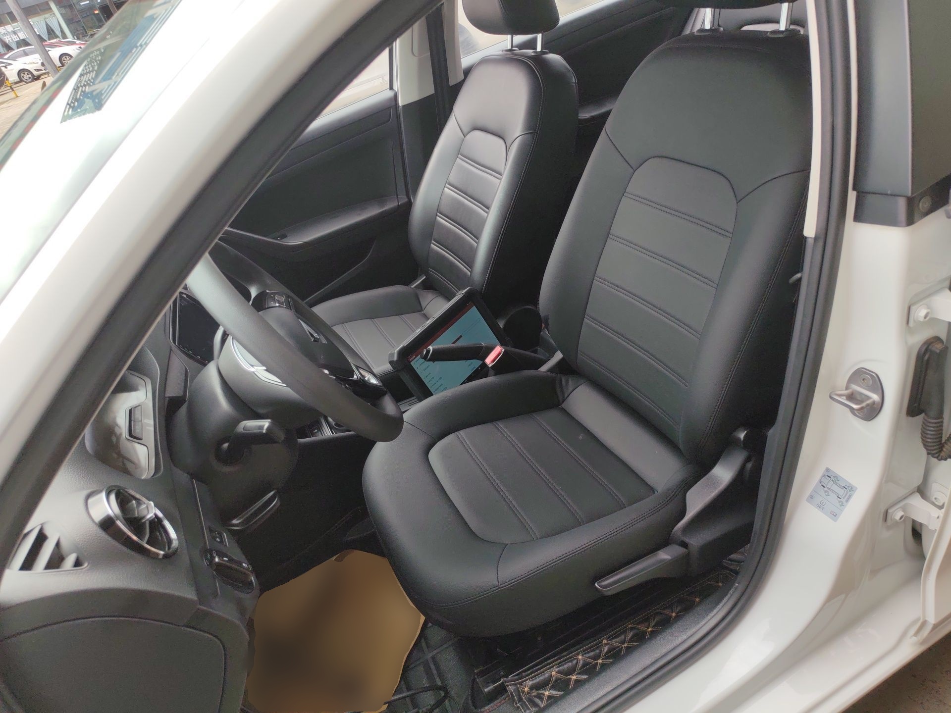 Переднее сиденье в автомобиле