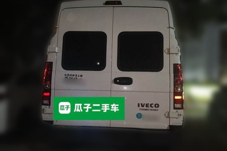 Used Iveco Daily 2022 2.5T A37 M1 Passenger Van 5-9 Seats Long Wheelbase Mid-Roof Design Dual Tires Side Sliding Doors