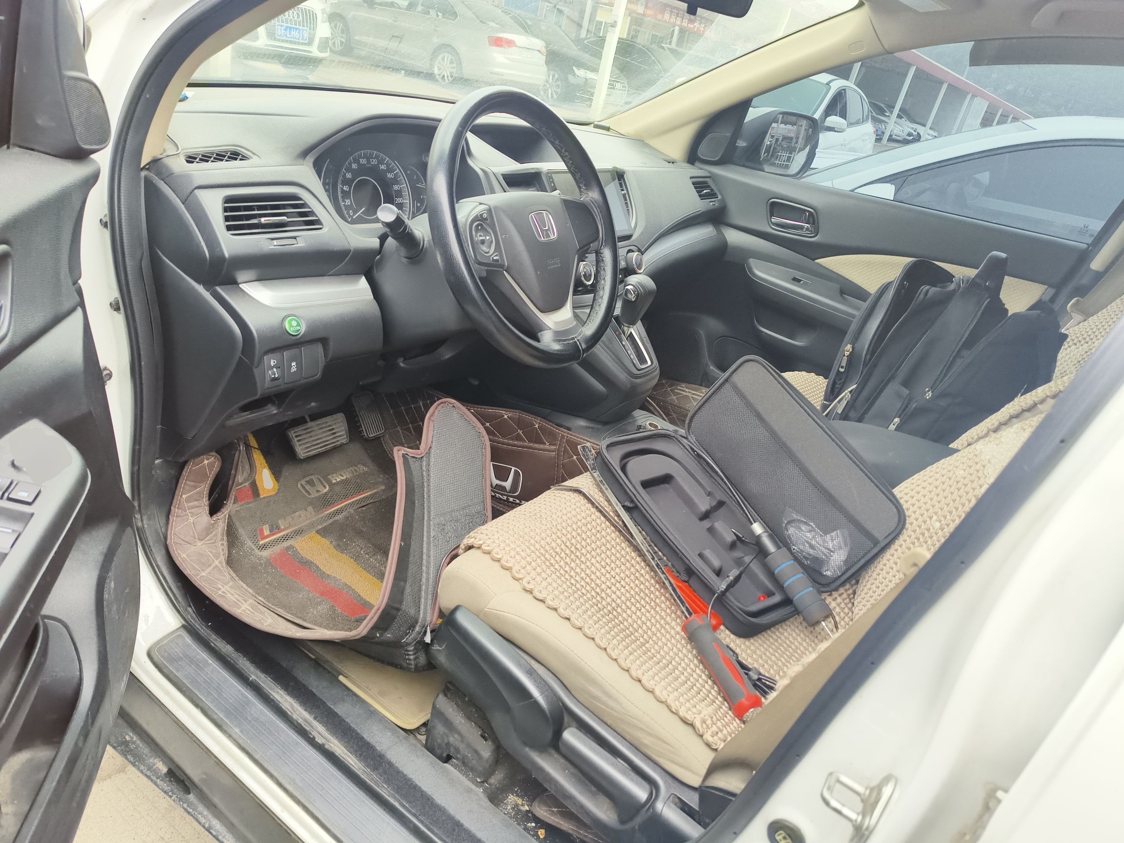 المقاعد الأمامية داخل السيارة