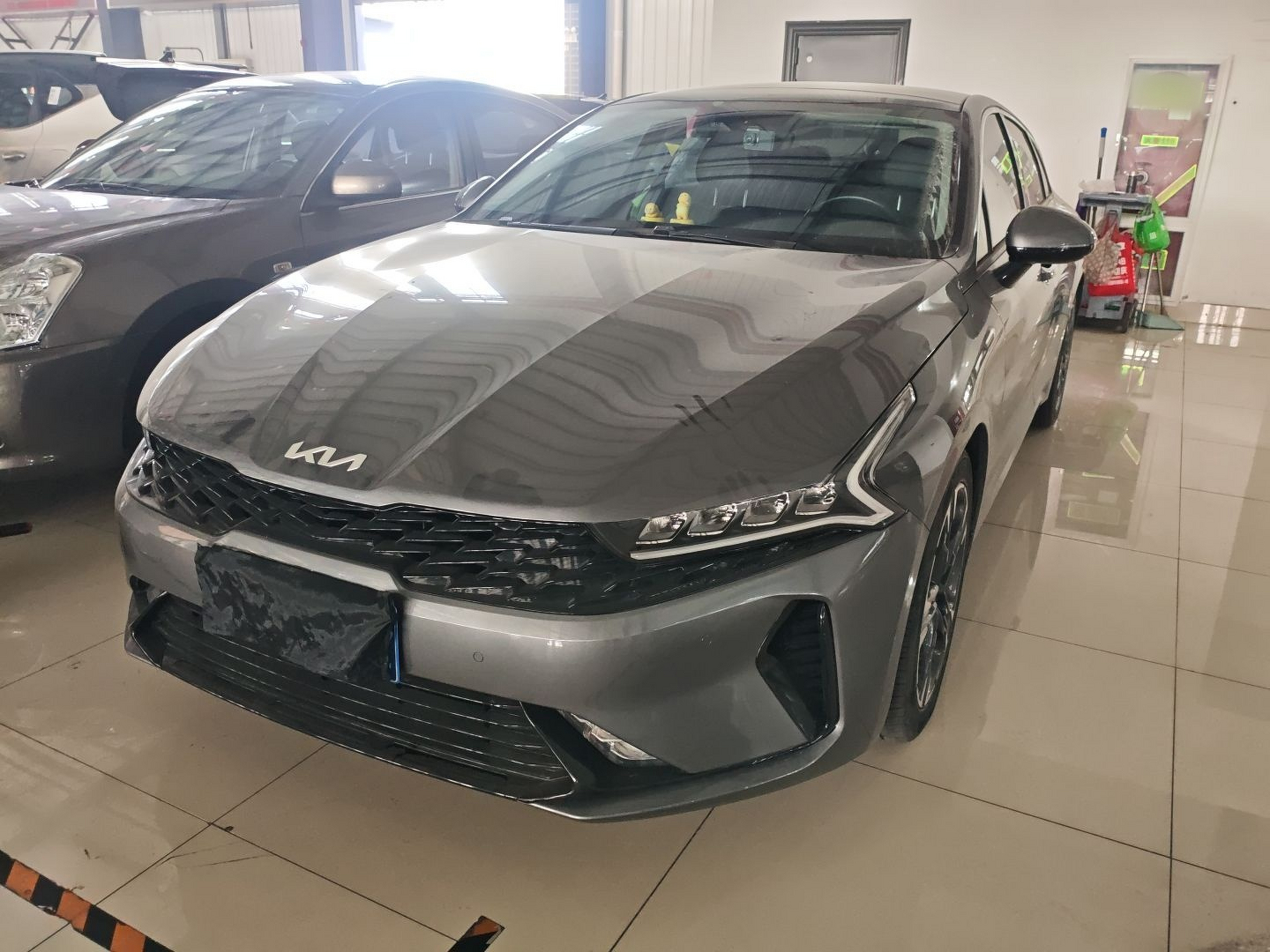 تحت مقدمة السيارة