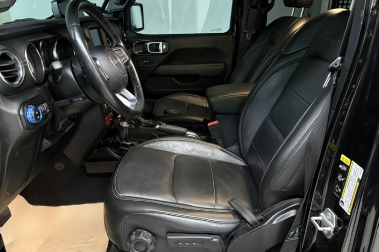 Used Jeep Wrangler 2019 2.0T Sahara Four-Door Version China VI Emission Standard
