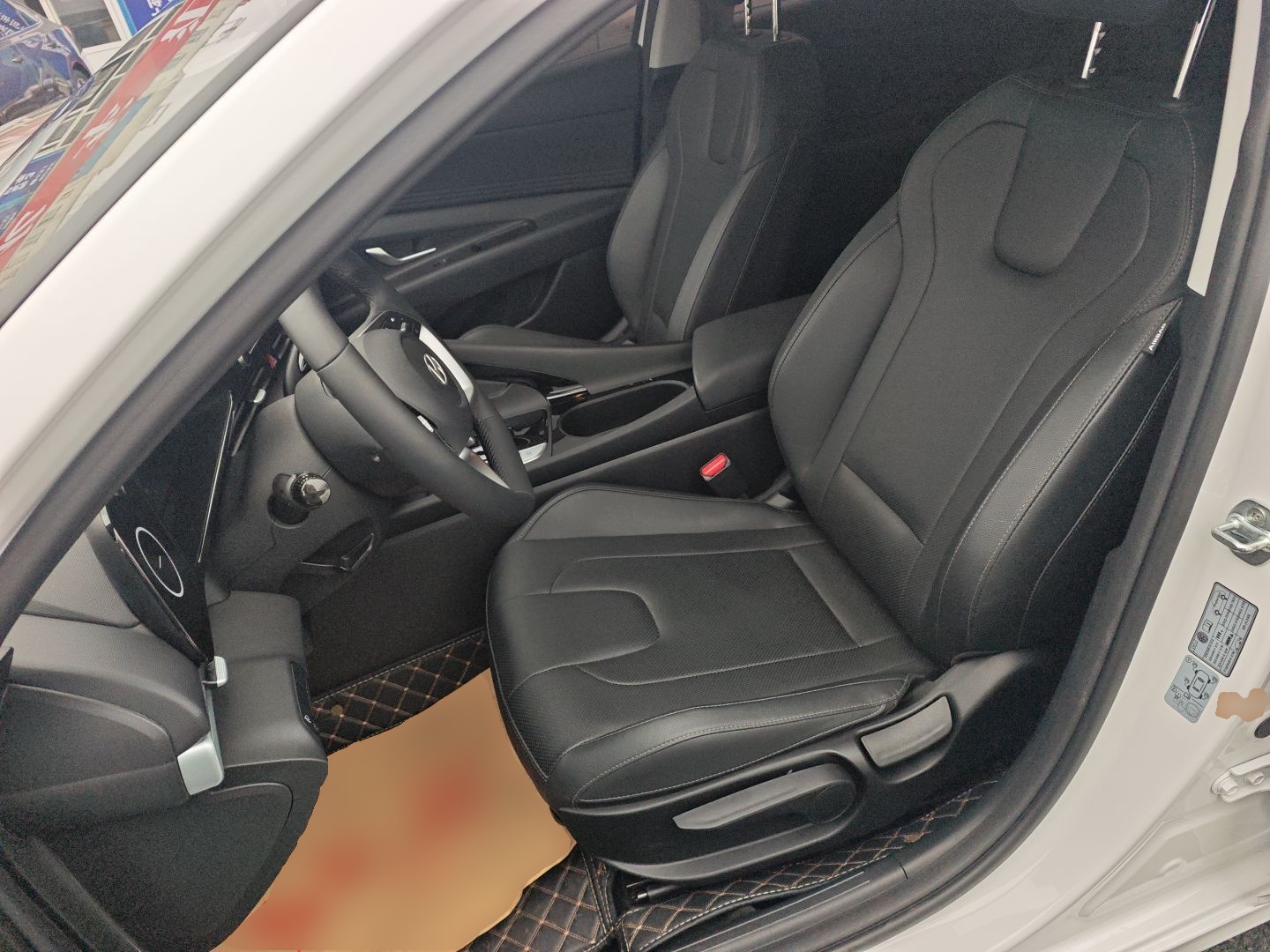 Переднее сиденье в автомобиле