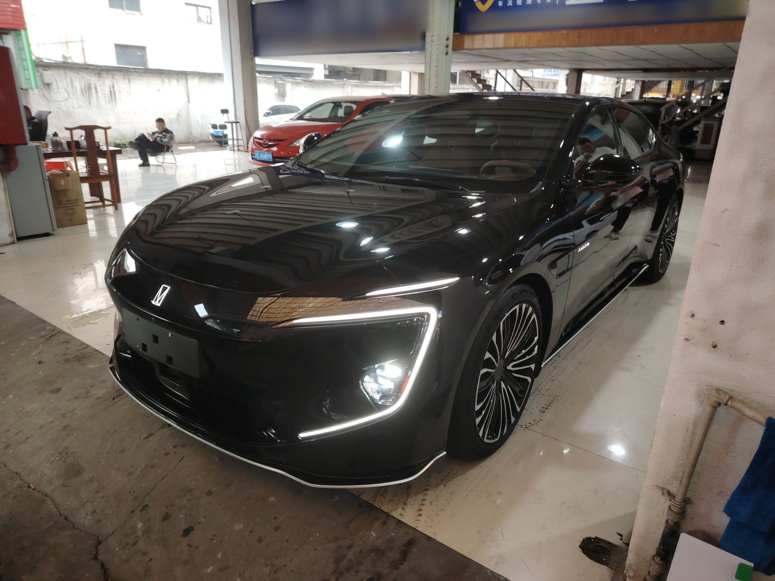 تحت مقدمة السيارة