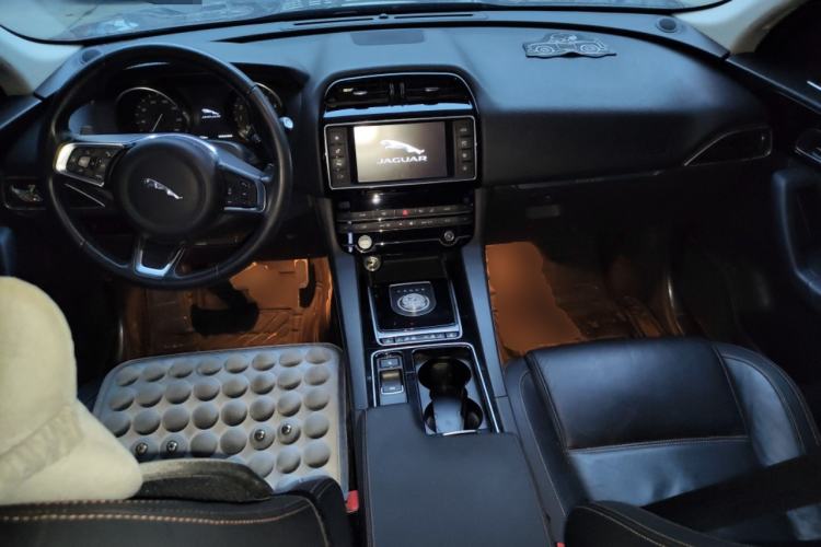 Used Jaguar F-PACE 2018 2.0T Four-Wheel Drive Urban Luxury Edition Center Console