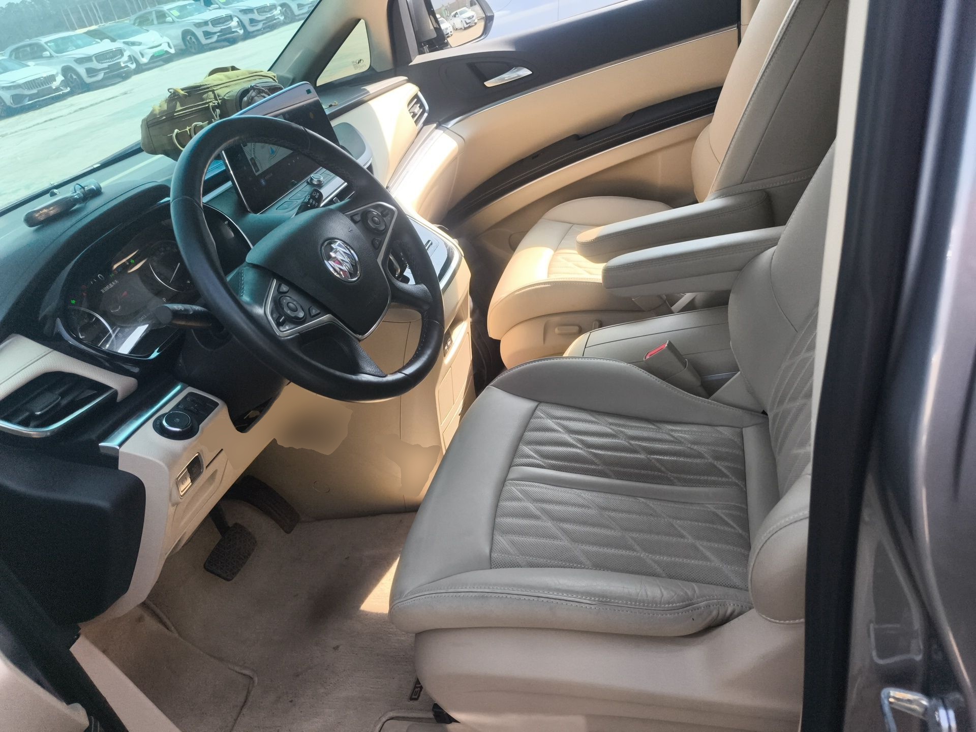 المقاعد الأمامية داخل السيارة