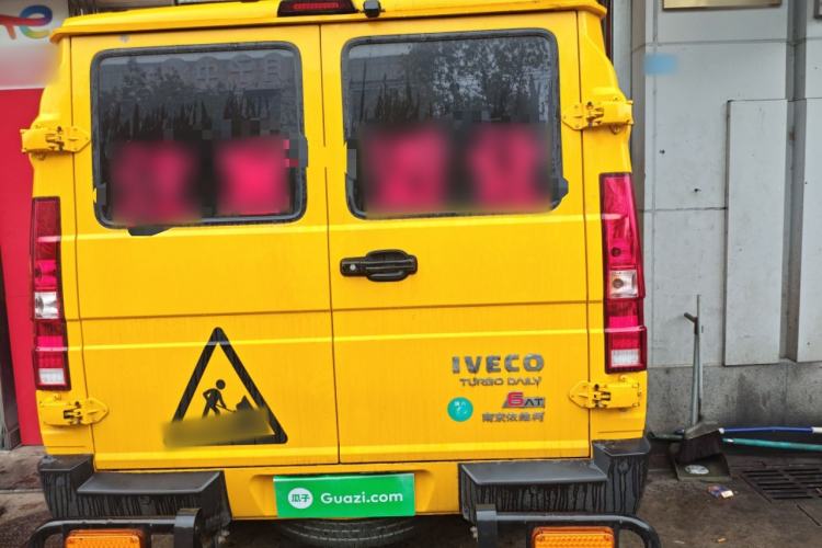 Used Iveco Daily 2023 2.5T A35M1 Multi-Purpose Passenger Vehicle Short Wheelbase Low Roof Single-Tire Side-Sliding Door Automatic Transmission
