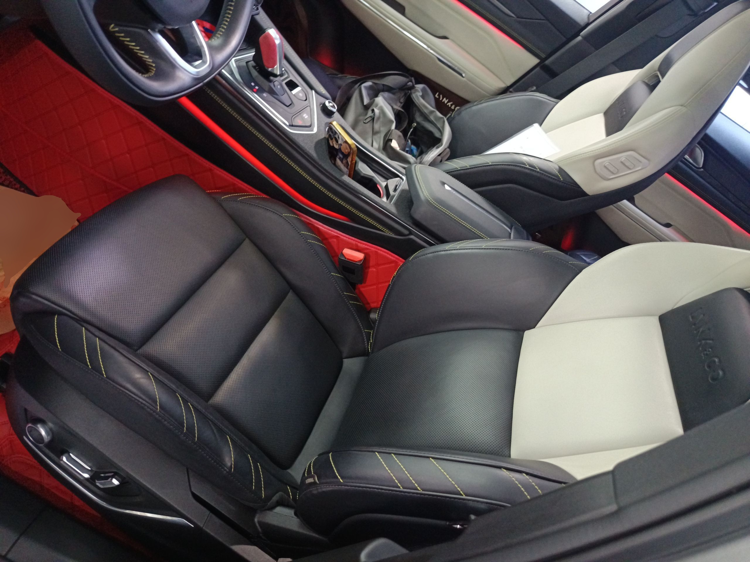 المقاعد الأمامية داخل السيارة