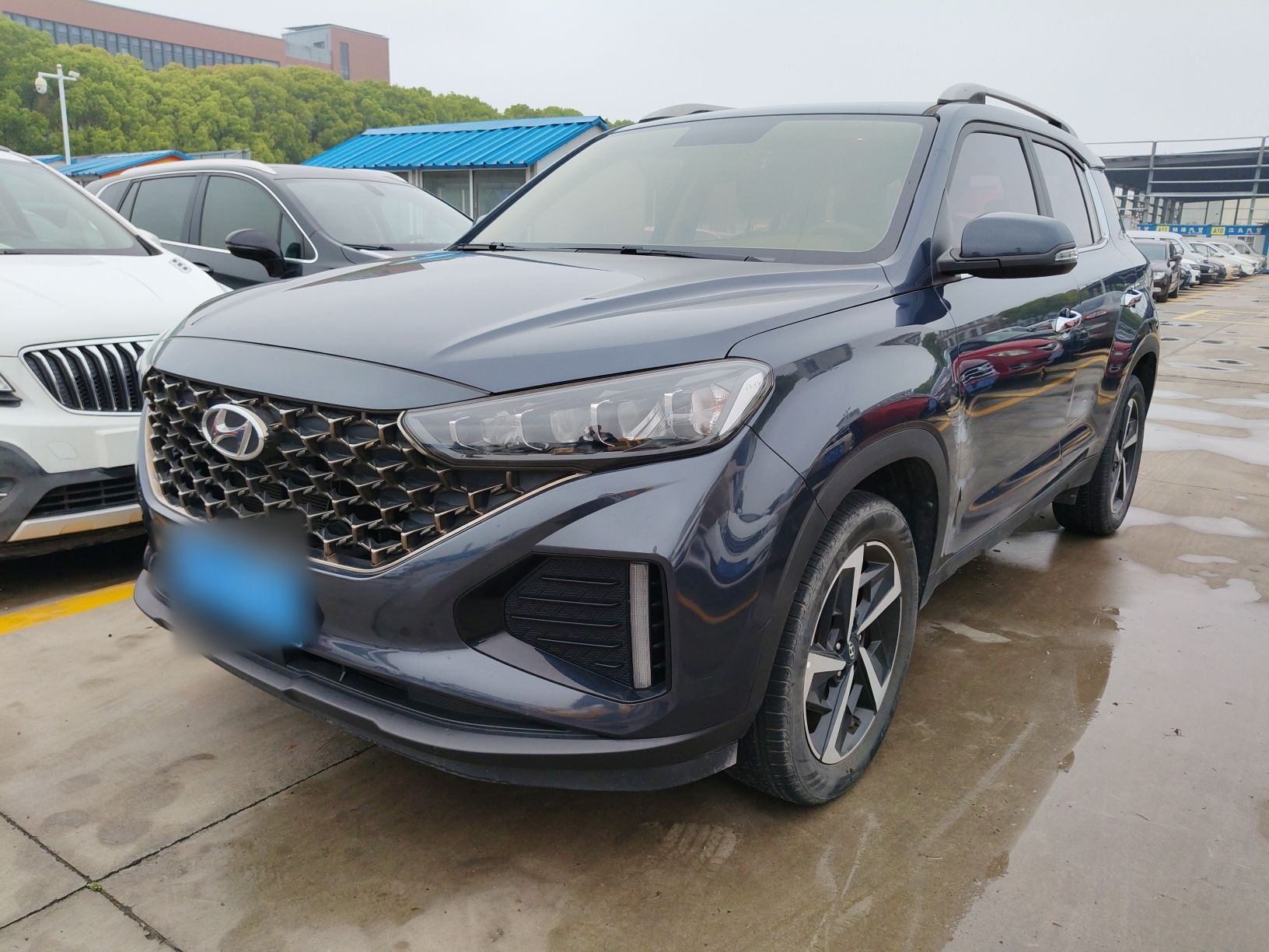 Под передней частью автомобиля