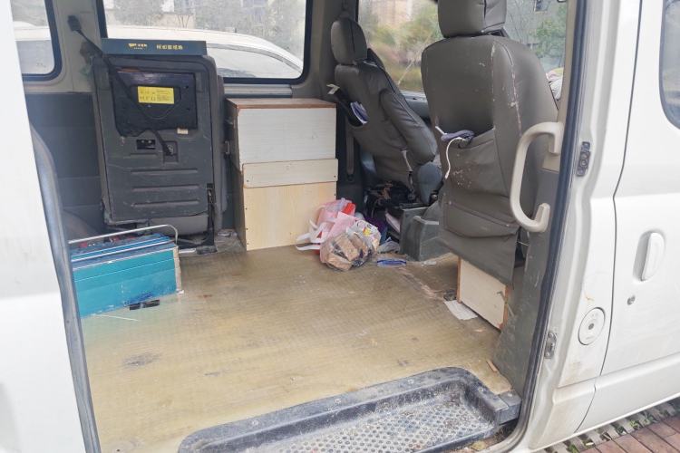 Used SAIC MAXUS Xintu V80 2017 2.5T AMT Aoyuntong National V Short Wheelbase Ultra-Low Roof 5/6/10-Seater
