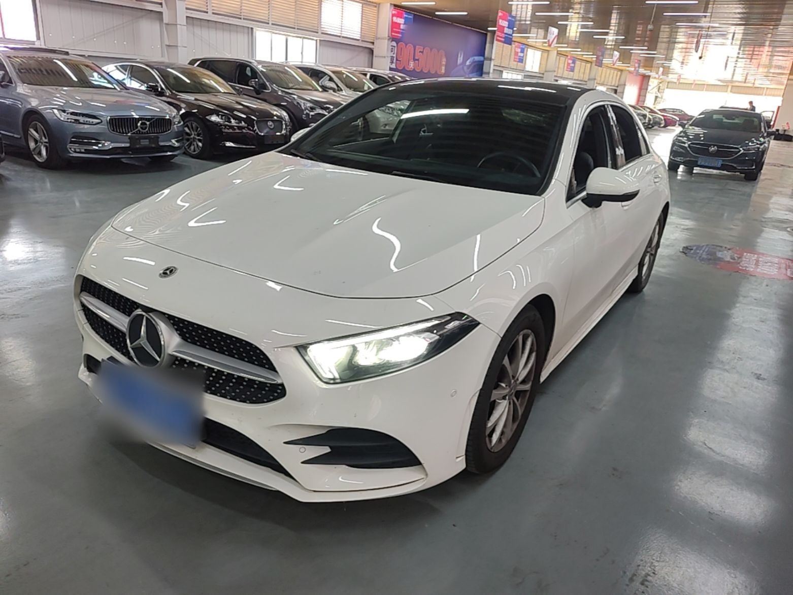 Unter der Vorderseite des Autos