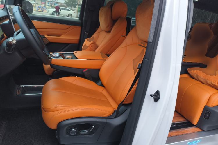 Used Geely Galaxy LEVC L380 2024 140-Degree 6-Seater All-Wheel-Drive Ultra