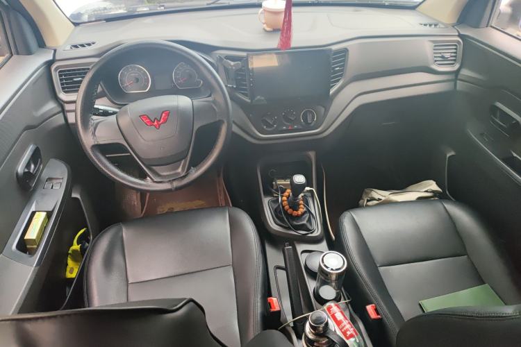 Used Wuling Hongguang V 2022 1.5L Jingqu Edition Electric-Assist LAR Center Console