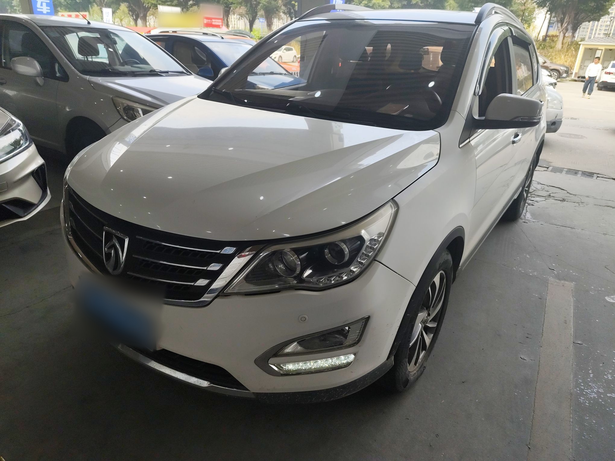 تحت مقدمة السيارة