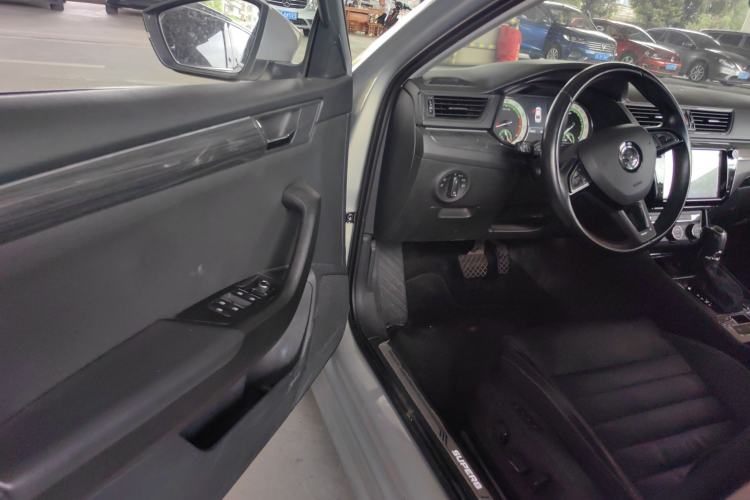 Used Skoda Superb 2018 TSI330 DSG Luxury Edition China VI Standard Driver Seat