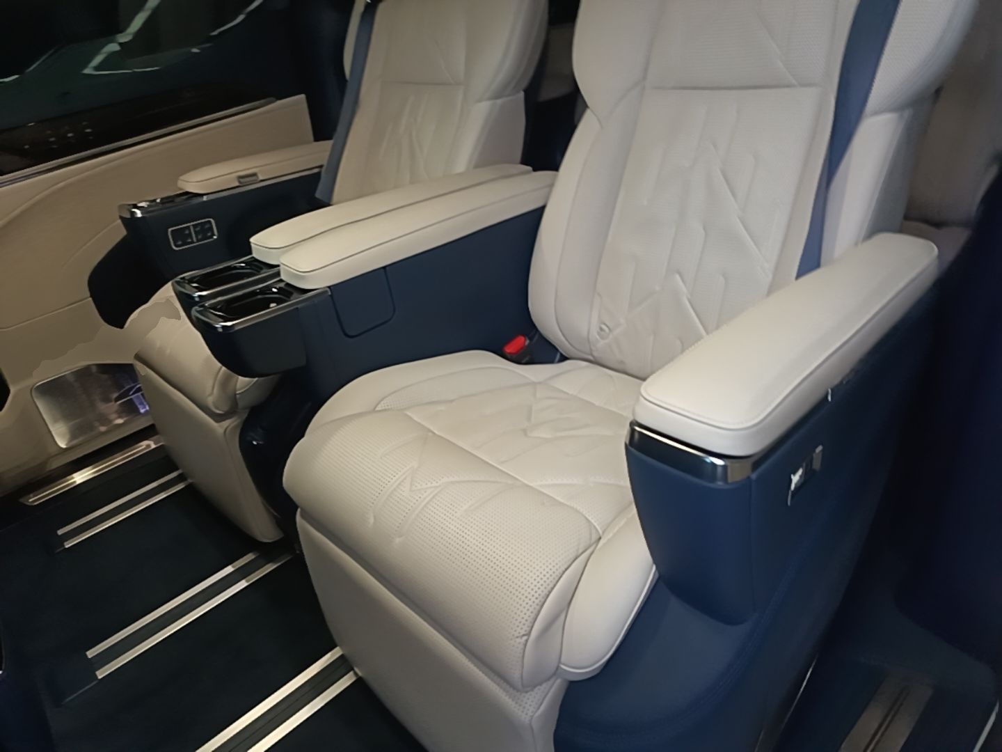 Zeekr 009 2024 Six-Seat Executive Version 4WD 108 kWh — снимка 20