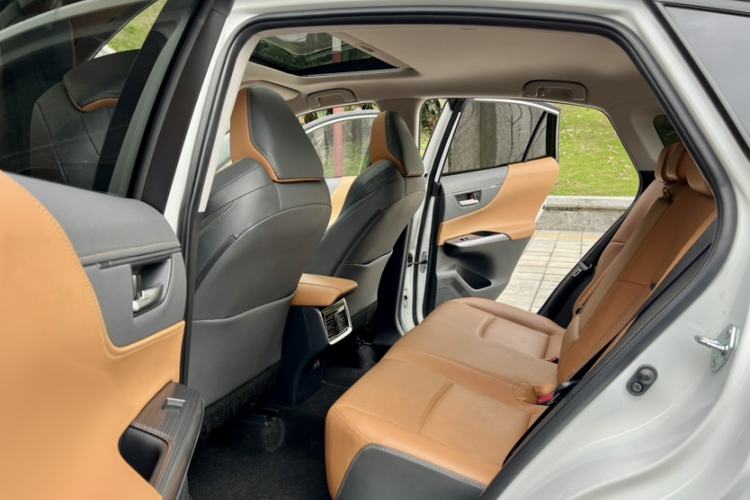 Used Toyota Venza 2022 2.0L CVT Two-Wheel Drive Prestige Edition Interior 13