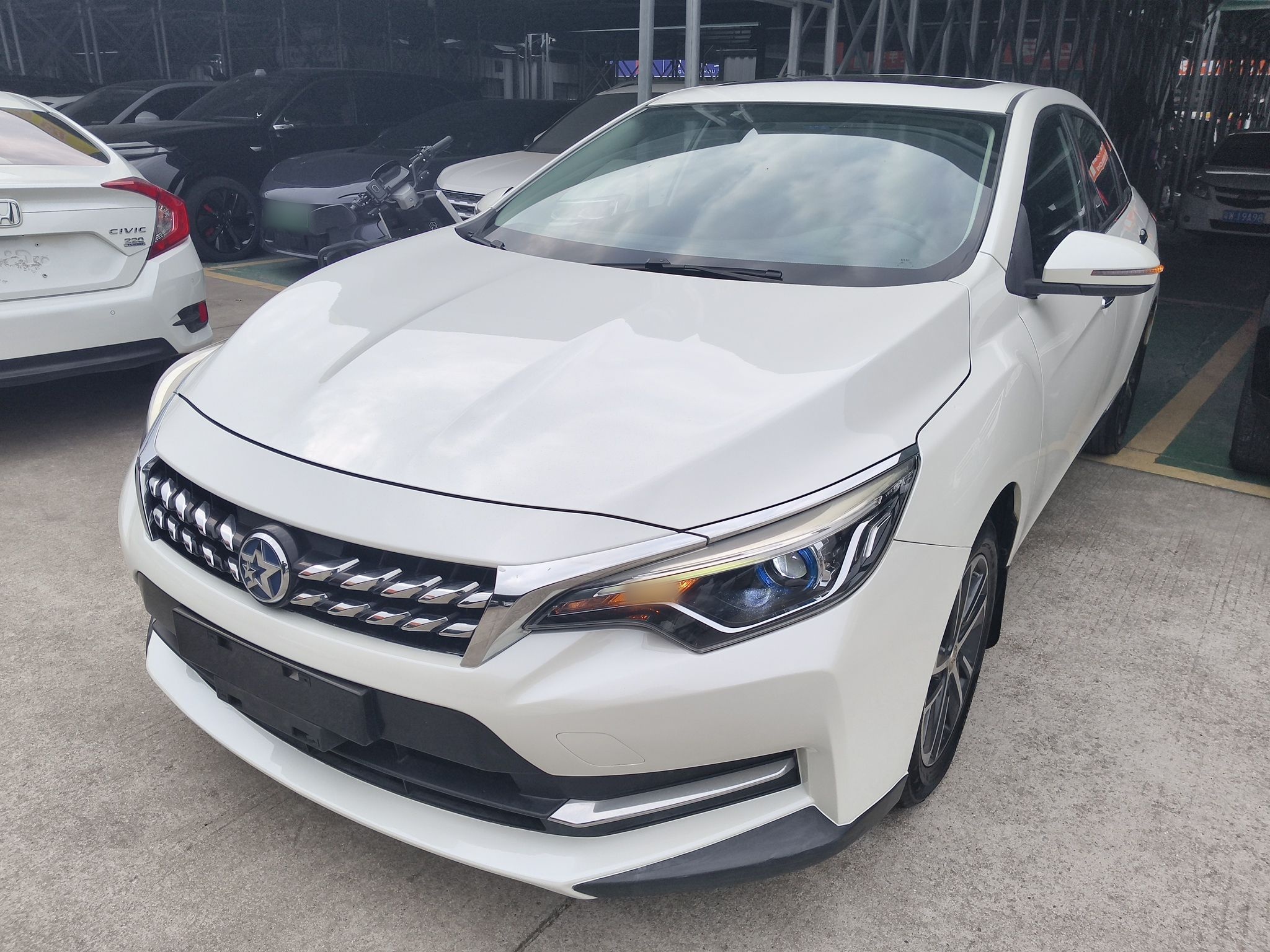 تحت مقدمة السيارة